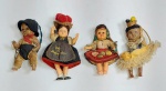 Lote de 4 antigas miniaturas com trajes típicos. Plástico rígido, vestimenta em tecido com riqueza de detalhes. Medida maior: 11 cm de altura. Obs: Uma das bonequinhas não possui os braços, conforme fotos.