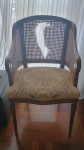 Antiga e linda cadeira estilo Inglês. Estrutura em madeira nobre, encosto em palhinha, acento estofado em tecido. Obs: Necessita de restauro na palhinha do encosto, conforme fotos.