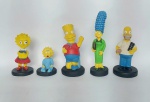 Lindo e conservado lote de 5 esculturas em resina representando - Os Simpson -  Home, Marge, Bart, Lisa e Maggie. Medida maior: 16 cm de altura x 6 cm de diâmetro de base.