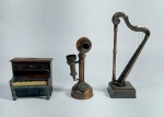 Lote de 3 Lindos e Antigos Apontadores no Formato de Telefone Antigo, Piano e Harpa - Todos em metal -  Possui Perda das cordas na Harpa - Conforme Fotos - Medida: 12,5 X 5 X 4 cm.