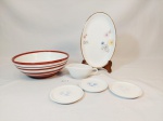 Lote 6 peças em porcelana diversas sendo 1 bowl, 1 travessa , 1 molheira e 3 porta copos mede travessa 22 cm x 13 , bowl 7 cm x 19 , 3 porta copos 8,5 cm , molheira 12 cm