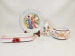 Lote 4 Peças em porcelana sendo 1 prato , decorativo   1 pote , 1 vaso , 1 porta escovas em porcelanas diversas sendo porta escovas inglesa . mede vaso 12 cm , prato 18 cm , travessa 20 m x 8 cm , pote 8 x 10