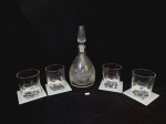 Garrafa Licoreira em cristal grosso lapidação losangulo  com 4 copos whisky cristal lapidação dedão e 4 porta copos com madreperola e vidro . Sendo licoreira com mancha interior mede licoreira 19 cm , copos 9 cm x 8 cm e porta copos 10 cm