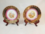 2 Pratos decorativos em porcelana DP decorado cenas Galantes e borda com Ouro e flores mede 19 cm