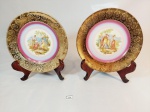 2 Pratos decorativos em porcelana DP decorado cenas Galantes e borda com Ouro e flores mede 19 cm