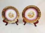 2 Pratos decorativos em porcelana DP decorado cenas Galantes e borda com Ouro e flores mede 19 cm