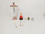 lote arte sacra 9 peças Diversas sendo Crucifixo,  imagem menino jesus de praga em porcelana  , medalhas, terço maior 25 cm