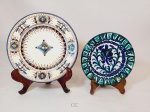 2 Pratos decorativos em Ceramica Pintada a mão com pequenas perdas  e bicado mede 20 cm e 16 cm