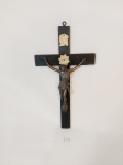 Crucifixo em madeira com Cristo em metal mede 31 cm x 17 cm