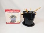 Aparelho de Fondue metal com marcas uso  acompsmhs, 4 garfos em  madeira mede panela 10 cm x 18 cm