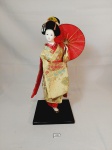 Boneca japonese representando gueixacom roupa em tecido  rosto rm porcelana. mede 32 cm altura e base 13 cm x 13 cm