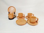 Jogo de 4 xicaras de café e 5 pires em ceramica   vitrificada marrom .mede 5,5 cm x 6 cm e pires 10 cm