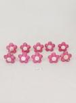 10 puxadores em formato de flor em cerâmica nas cores rosa e branco, possui desgaste na pintura. Medida: 4,5 cm D X 6,5 cm comprimento