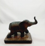 Escultura em formato de elefante em bronze e base em mármore assinado Tony. Medida: base 13 cm x 7,5 cm x altura 12, 5 cm