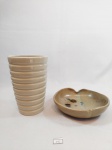 Lote composto por 1 vaso em cerâmica Luiz Salvador com  pequeno bicado na borda 9,5 cm D x 16 cm de altura e 1 petisqueira em cerâmica valeria bianchi 16 cm comprimento x 15 largura cm x 4 cm