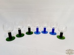 Lote 7 taças em Cristal com Pé Coloridos sendo 4 aperitivo e 3 vinho Branco. Medida aperitivo 5,5 cm x 10 cm altura e vinho 6 cm x 12 cm altura . 1azul apresenta pequeno bicado.