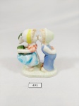 Enfeite escultura representando Casal de namorados holandes em porcelana mede 8 cm x 7 cm