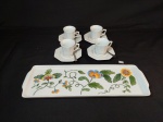 Jogo de 4 xicaras de café em porcelana branca com colher inox e porta rocambole em porcelana pintada a mão mede 40 cm x 13 cm e xicara 6 cm x 6 cm pires 11,5 cm