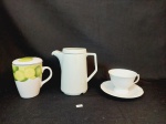 Lote 3 peças em porcelana sendo 1 bule café, 1 xicara chá e 1 caneca com coador para chá mede bule 16 cm , caneca 12 cm x 9 cm , xicara 7 cm x 9,5 cm