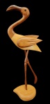 Belíssima escultura em madeira representando um flamingo com asas que se movem. Com o pé sobre pedestal em madeira com pequeno colado. Alt 40cm