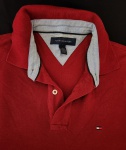 Camisa polo TOMMY HILFIGER masculino - Original no tom vermelho, poucas marcas de uso. Veste M/L.