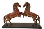 Belíssima escultura em bronze patinado na cor marrom, com detalhes em dourado. Representando figuras de cavalos, base em mármore negra altura 29cm x 43cm x 11cm.