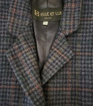 ELLE ET LUI - Belissimo blazer Unissex em 100% lã, no tom predominante cinza, todo forrado em cetim, e dois bolsos externos. Veste 42. Poucas marcas de guardado.