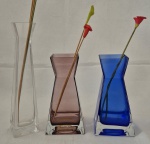 Lote com três vasos em vidro grosso, nos tons azul cobalto, âmbar e translucido. Med, alt. maior: 22cm e dois com 15cm.