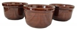 Cerâmica Monte alegre - Lote com três bowls/refratário em cerâmica vitrificada, no tom vinho. com pega em alto relevo. Med. Alt: 10cm x 15cm. Não apresenta marcas de uso.