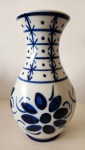 MONTE SIÃO / MG - Vaso em grandes proporções em porcelana Monte Sião vitrificada , pintado a mão nas tradicionais cores azul/branco. Med. 13x30cm