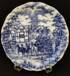 OXFORD - Antigo prato Inglês em porcelana vitrificada, todo trabalhado nas bordas e pintado em cena inglesa com carruagens. Med. 28cm