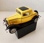 COLECIONISMO - 1 carrinho Ford-3 window Coupe 1932 amarelo. Escala 1/34 .  Em perfeito estado