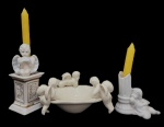 Lote com 2 anjos porta velas em porcelana. Um com detalhes em dourado. E um esvazia bolso com escultura de anjos em sua lateral. Não acompanha as velas. medida Maior: 14cm. Menor: 8cm.