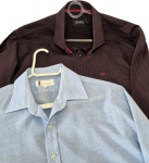 Duas lindas camisas de mangas longas, sendo uma no tom preto e pequenas listras no tom vinho, com botões no punho, da marca DIMARSI, veste 3, sem uso.  E uma no tom azul claro, escrito GUCCI, veste 41. Com poucas marcas de uso.