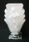 Vaso em vidro leitoso "Milk Glass" ART DECO com desenho feminono em relevo nos 2 lados da peça. Mede 38 cm de altura.