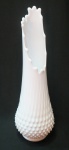 Vaso vintage Fenton "white milk glass" em vidro leitoso medindo 38 cm de altura.