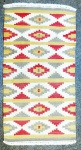 Tapete Kilim Paquistanês em lã nas cores marfim, coral e verde medindo 1,30 x 0,72 m.