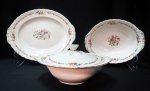 Três peças para servir em porcelana Grindley-England modelo Raeburne marcadas na base cor marfim e decoração em guirlandas florais. Contendo 1 legumeira com pega em flor de 12 de altura e diâmetro de 25 cm, 1 travessa oval funda de 7 x 20 x 25 cm e 1 travessa oval de 32 x 25 cm.