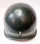 Capacete militar "Segunda Guerra" em aço repintado na cor verde oliva, possivelmente americano. Altura de 17 cm. Mede 23 x 28 cm.