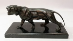 Escultura em petit bronze representado pantera sobre uma base em granito negro. Altura de 15 cm e mede 28 x 12 cm.