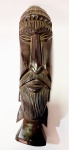 Máscara tribal africana em jacarandá para pendurar, representando figura de guerreiro. Mede 48 cm.