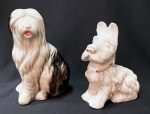 Duas esculturas de cachorros de raça em faiança vitrificada sendo um da raça Scottish Terrier de 14 cm e outro policromado com 16 cm;