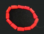 Pulseira de coral vermelho forte em lapidação tubular com 6 cm de diÂmetro.