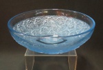 Coupe francês em vidro moldado, década de 30 Art Deco na cor azul claro com decoração em ramos e flores em relevo, satinadas. Flor em baixo relevo no fundo. Mede 7 x 21 cm.