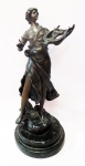 Excepcional bronze cinzelado do fim do século XIX em figura feminina com lira, belíssimo panejamento. Apoiada sobre 2 bases redondas de granito negro. Altura de 40 cm e base de 15 cm.