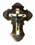 Antigo cricifixo dos anos 50, retrô, tendo detalhe da cruz em alumínio cinzelado e aplicações na base de madeira escura em relevo. Cristo ao centro na cor bronze. Peça mede 38 x 28 cm.