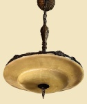 Lustre pendente Art Deco antigo em bronze cinzelado e bacia de baquelite em dois platôs. Altura de 80 cm e diâmetro da bacia de 44 cm. Obs: pequena trina em X na bacia.