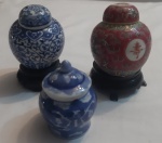 Três mini potiches  com tampa em porcelana de origem oriental (china) na cor Azul./ vermelho - Alturas:   7 cm / 9 cm ( azul) e 10 cm ( vermelho)