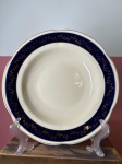 Prato fundo porcelana Polonesa com borda azul e policromia folhas douradas.Diâmetro: 24 cm  