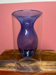 Vaso de vidro no formato de ânfora com seu interior  na cor azul. Medidas: 15x8 cm